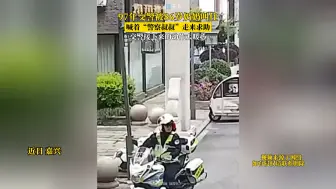 Descargar video: 暖心！97年交警被86岁奶奶叫住，奶奶喊着“警察叔叔”来求助！