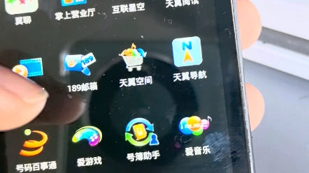 华为c8812,我小学六年级用的第一款智能手机。2012年10月25日开始有的。开始觉得好酷,后来就发现它问题重重。掉电快,而且一年因进不了系统修一次。看简介