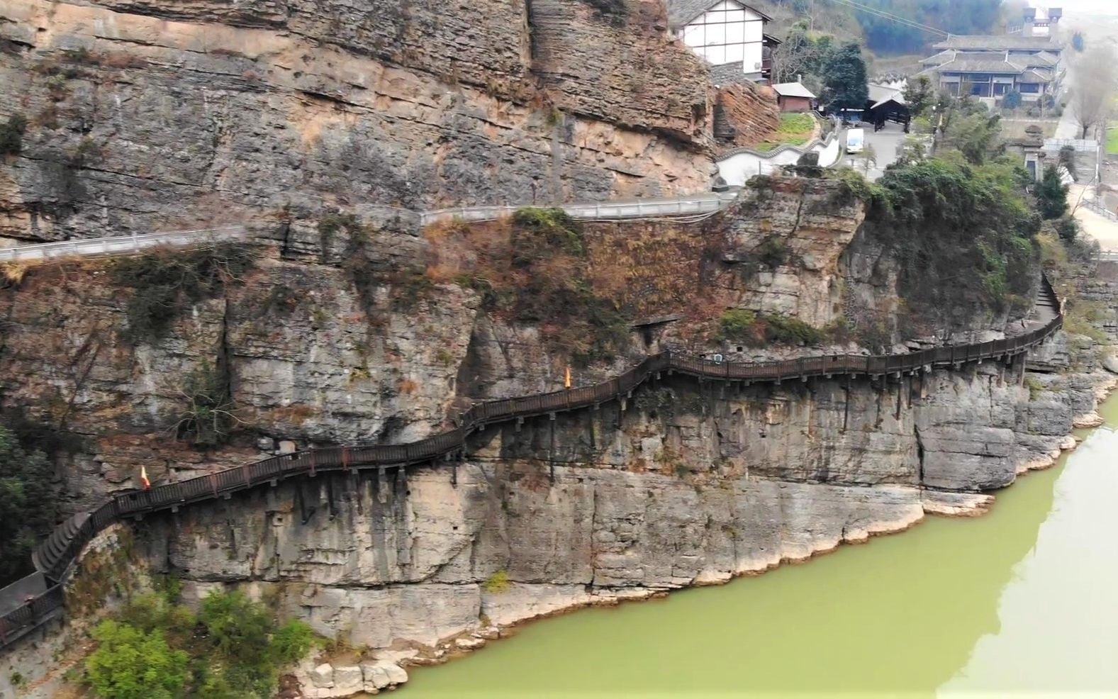 四川广元明月峡古蜀道一探究竟,两岸悬崖绝壁,脚下滔滔江水,这样的路
