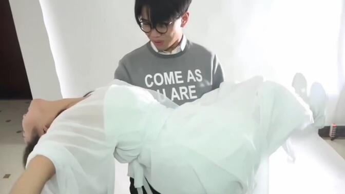 古装美女横抱公主抱