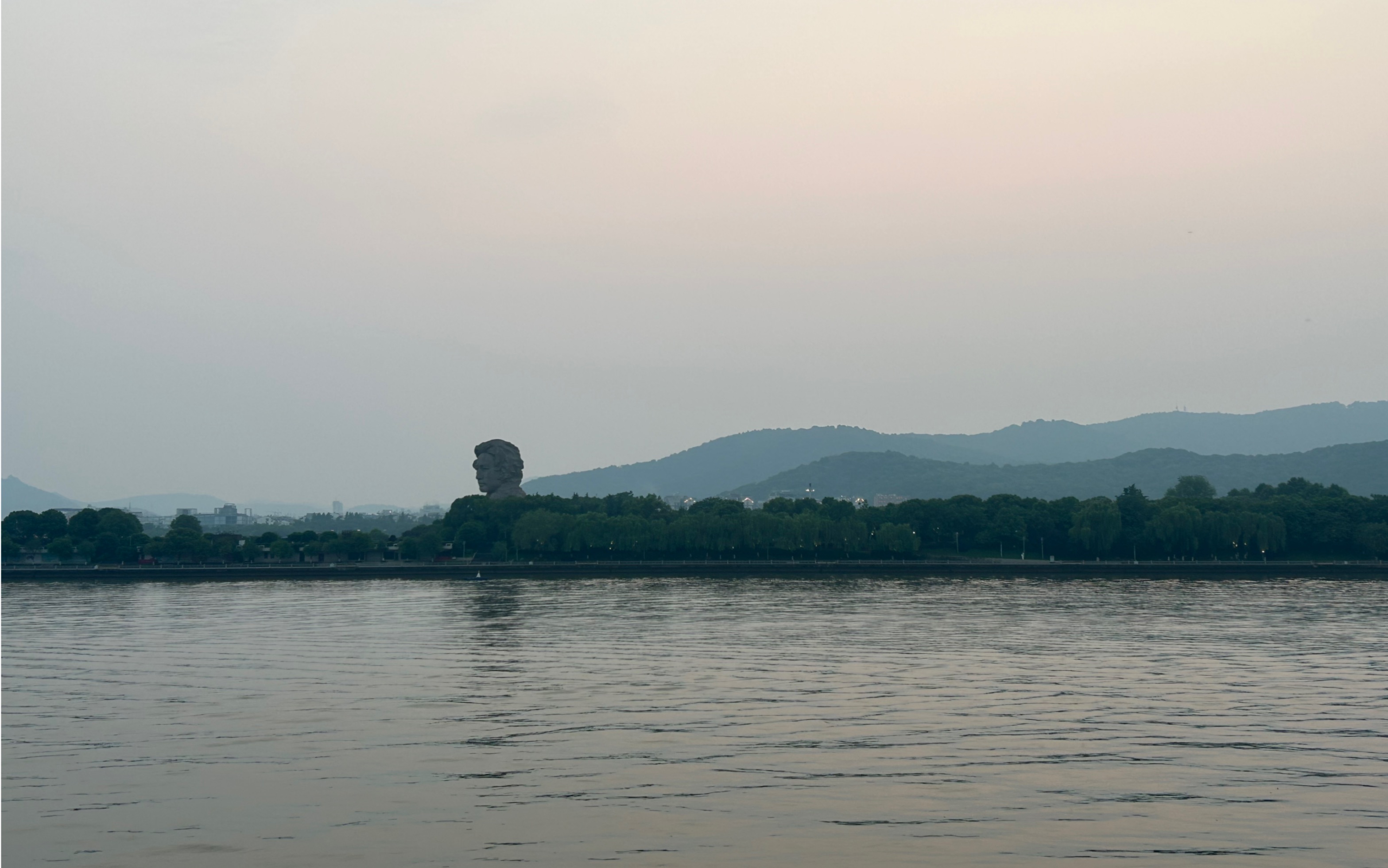 远眺傍晚时分的橘子洲