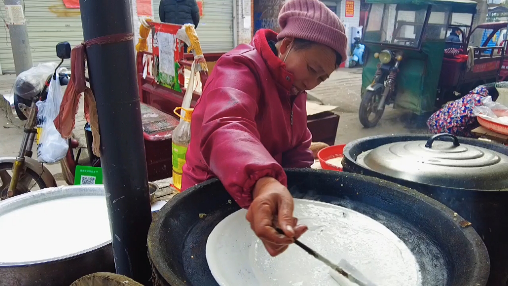 [图]广水方店摊豆折，做法类似山东煎饼，摊的时候里面油不能放多了，老板摊的是又大又圆