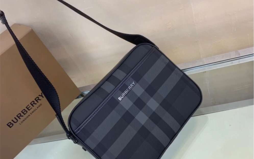 b家巴宝莉高仿最新精巧的斜背包,装饰 burberry 格纹和光滑皮革边饰.