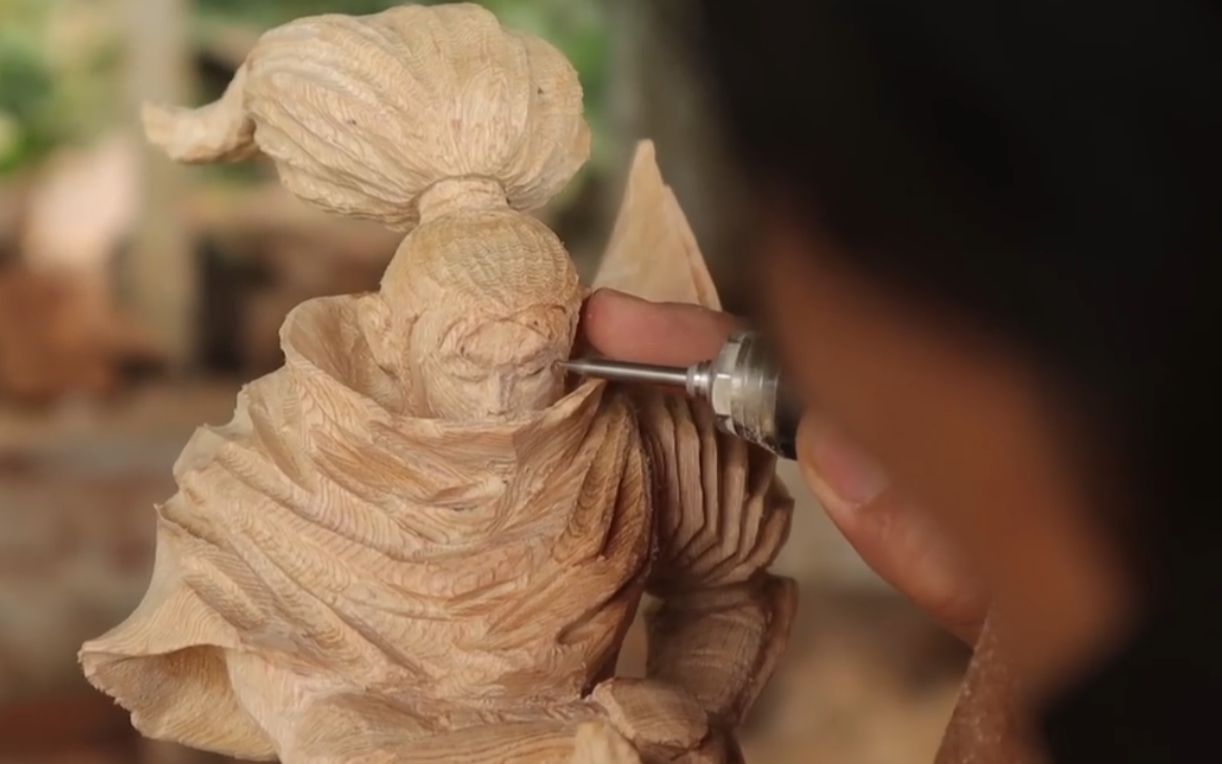 英雄联盟越南玩家自制亚索木雕心中有风男