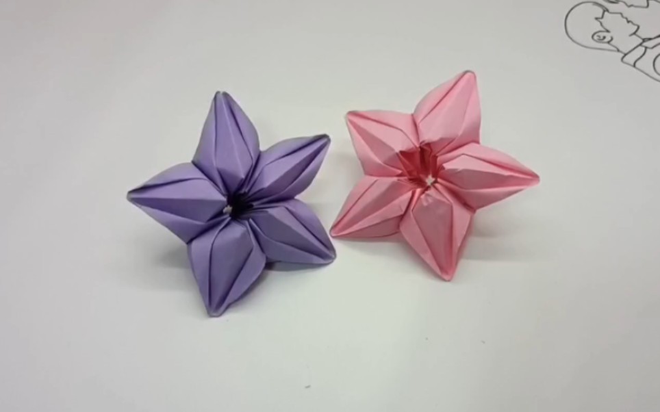 美丽的杨桃花折纸教程来了,这也是最简单的一款,好看吧