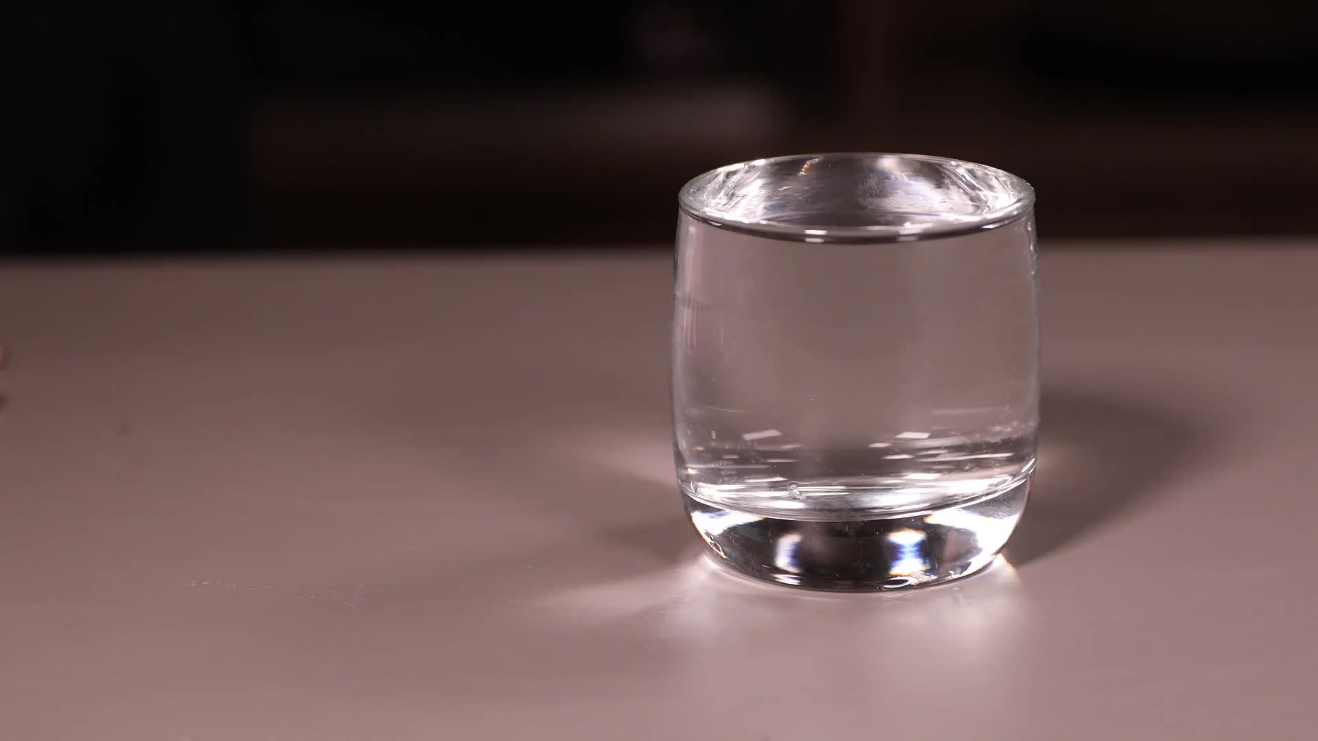 挑战一下满水的杯子里还能放入多少颗回形针,水不会溢出来