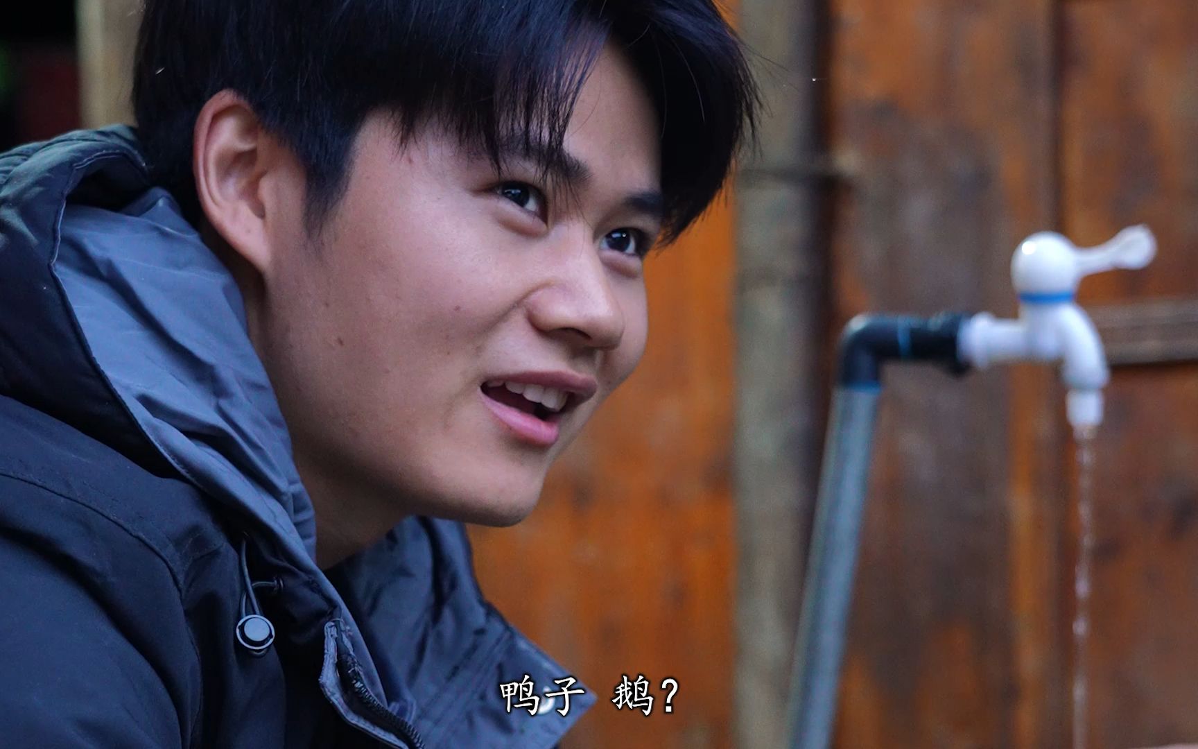 答应帮俊俊毛抓的鱼差点没抓到,再也不相信东毛能在河边钓到鱼