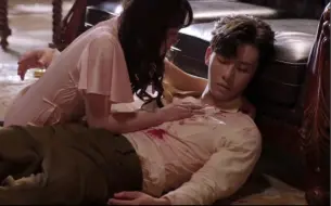 Download Video: 【男主角受伤吧】男主后背中枪，卒…背对没死透的敌人，热情亲吻……