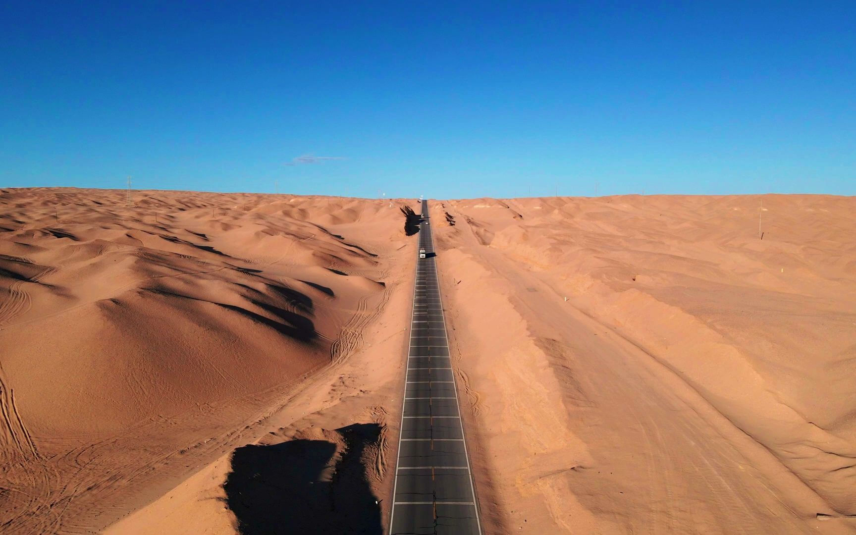 【自驾旅游风景】中国青海戈壁滩u型公路