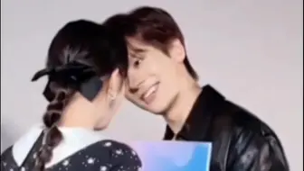 【张佳宁&魏哲鸣】歪头满眼温柔的看着她！！