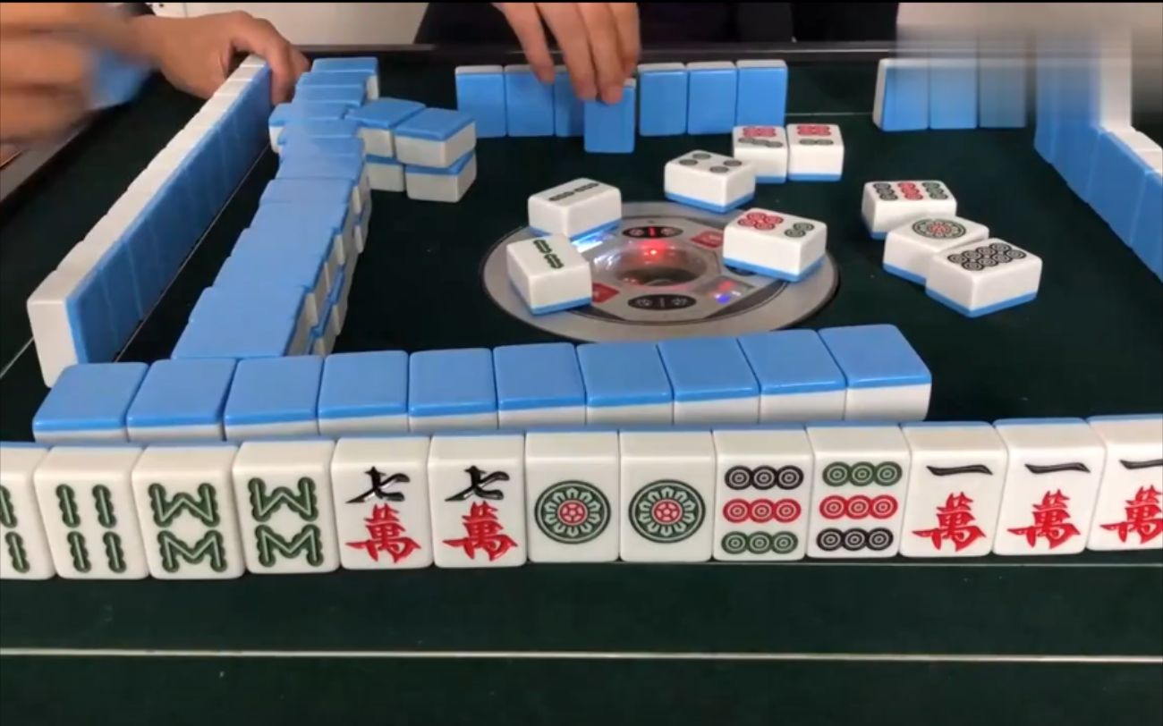 麻将小伙起手打小七对的好牌,偏偏要去吊一万,看着好急人