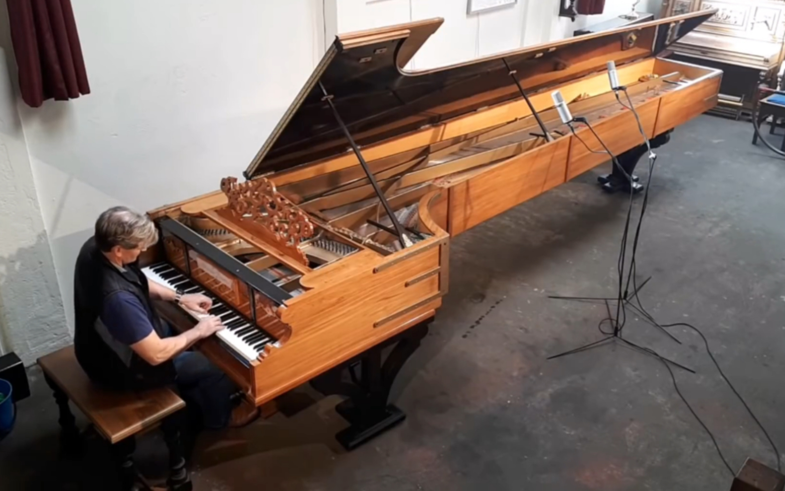 世界上最长的钢琴22英尺(5.7米)