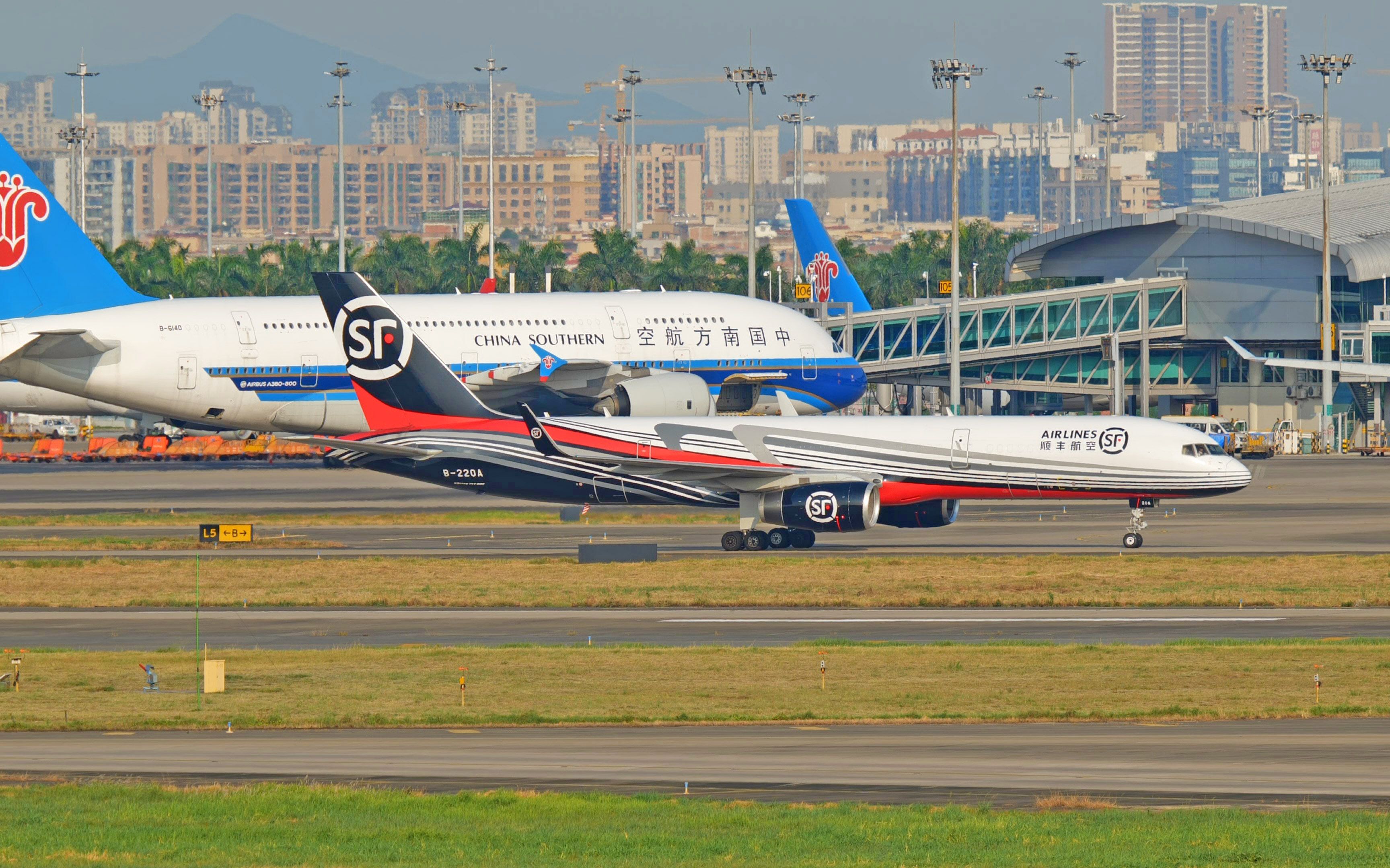 国内最强的民航货运机队,拥有75架飞机,顺丰航空B757200F哔哩哔哩bilibili