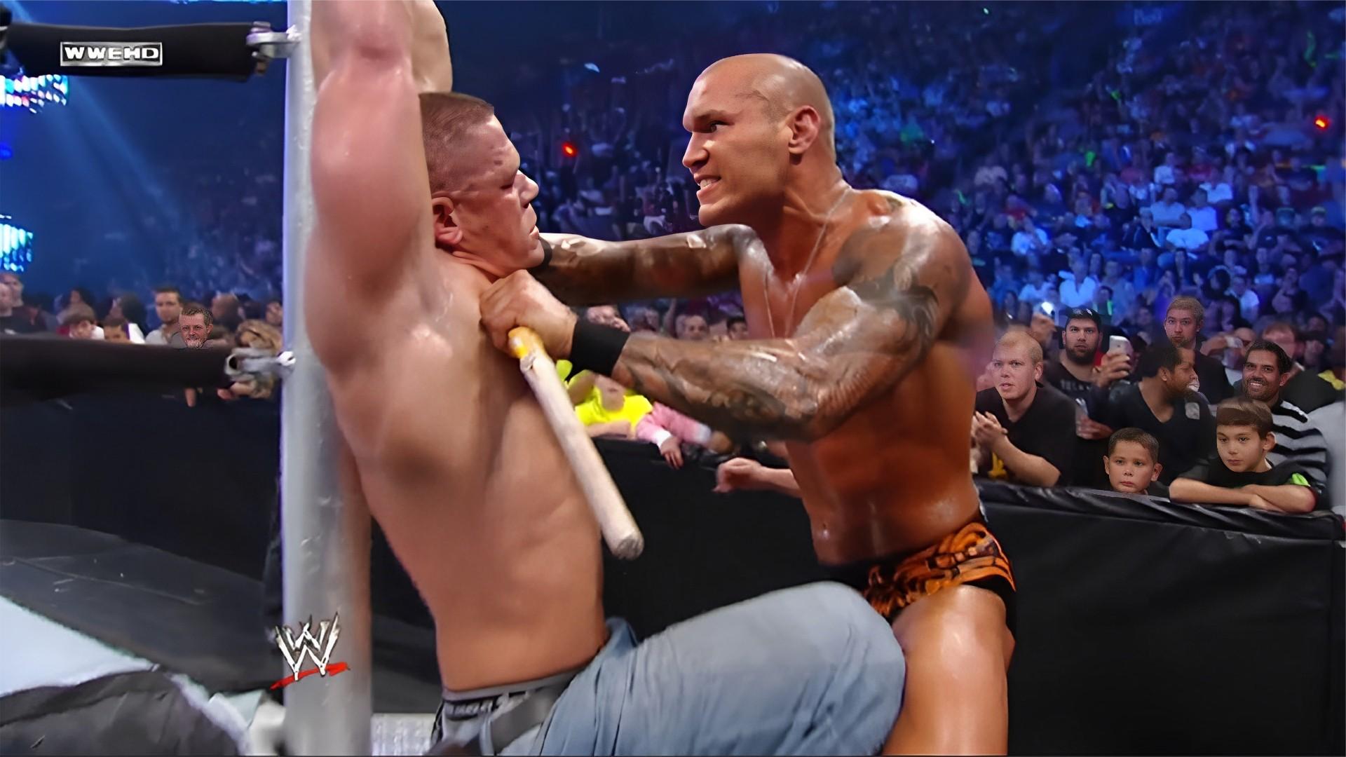 约翰塞纳手部被拷在边柱上,兰迪奥顿拿水泼醒塞纳