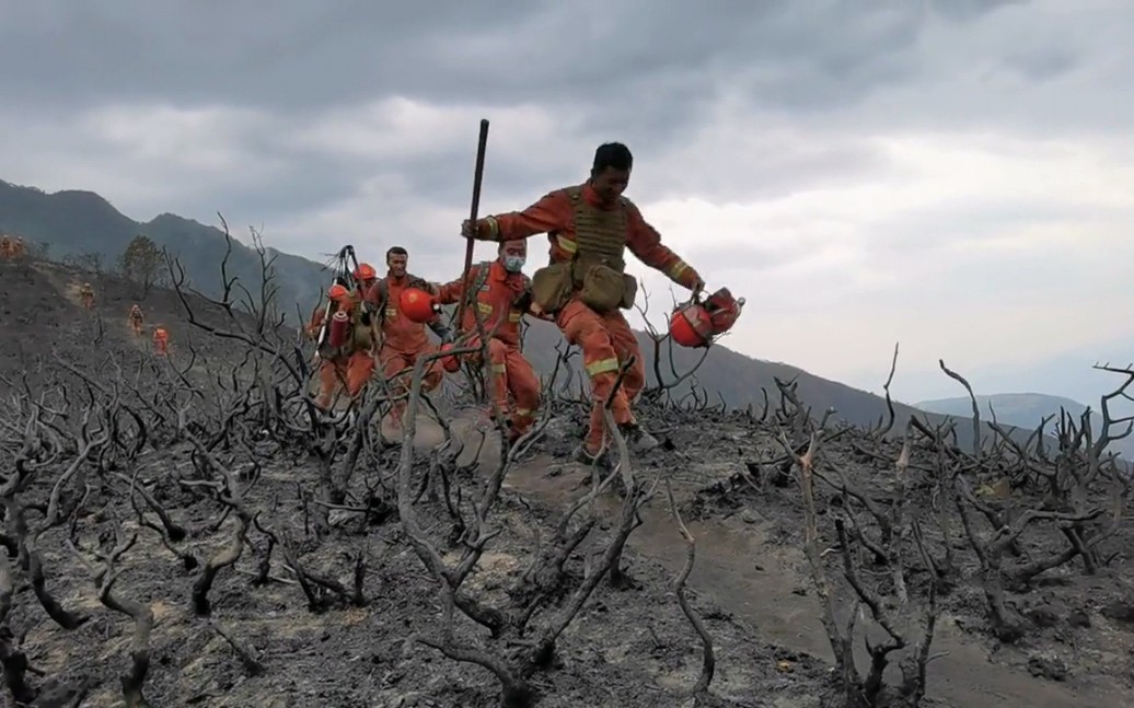 火灭了,他们下山的样子真开心!