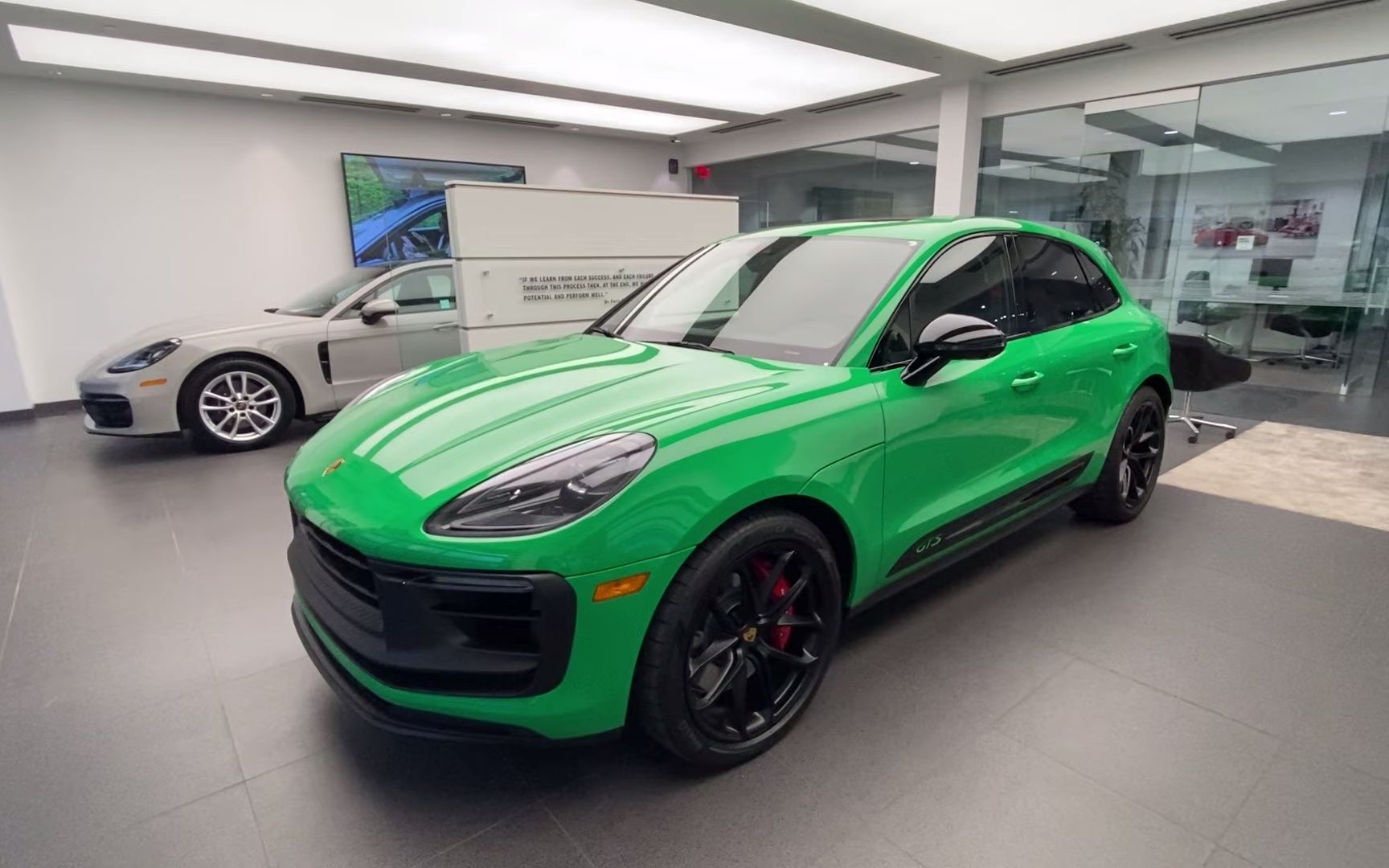 2022蝰蛇绿保时捷macan gts 运动套件