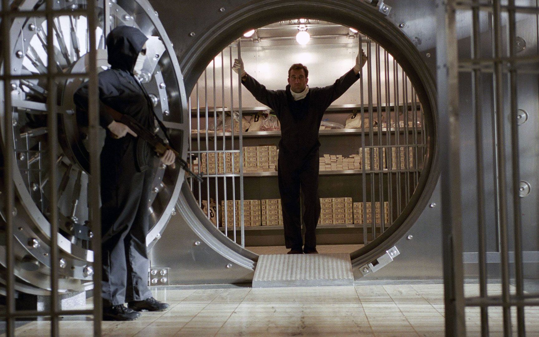 剧情电影:高智商劫匪用道具抢银行,没拿一分现金,却搞了12个亿,8分钟