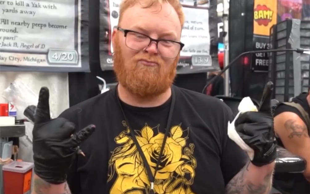 国外著名纹身师: 纹身师今天很开心呀#刺青# #纹身器材 ##纹身 ##杰艺