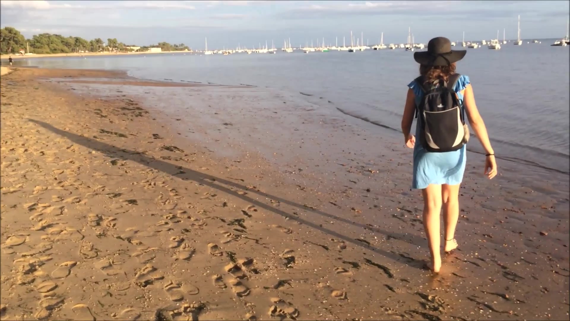 赤脚去海滩的女孩