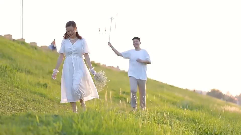 [图]《走在冷雨中》磁性的嗓音，回忆雨中游走的孤独，太洗脑了！