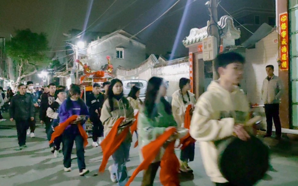 [图]村里锣鼓喧天，恭祝各位兔年大吉，钱兔似锦，财源滚滚，大展鸿“兔”