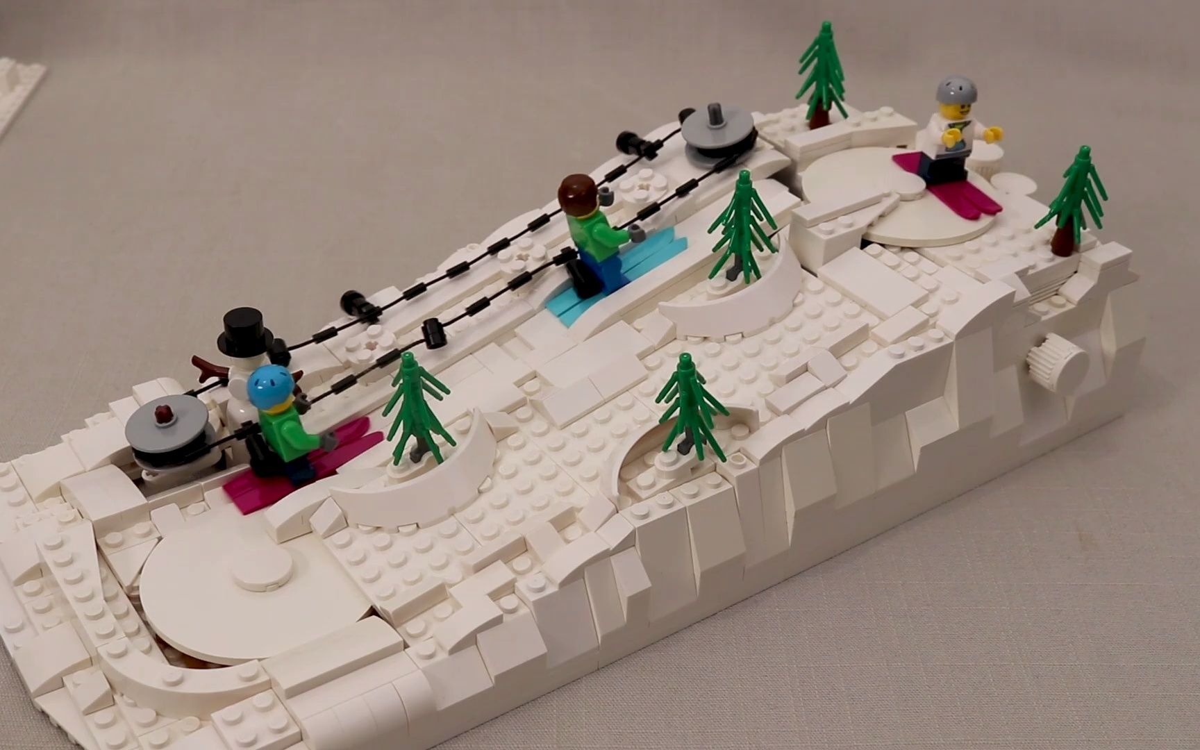 jk大神最新作:乐高滑雪自动缆车