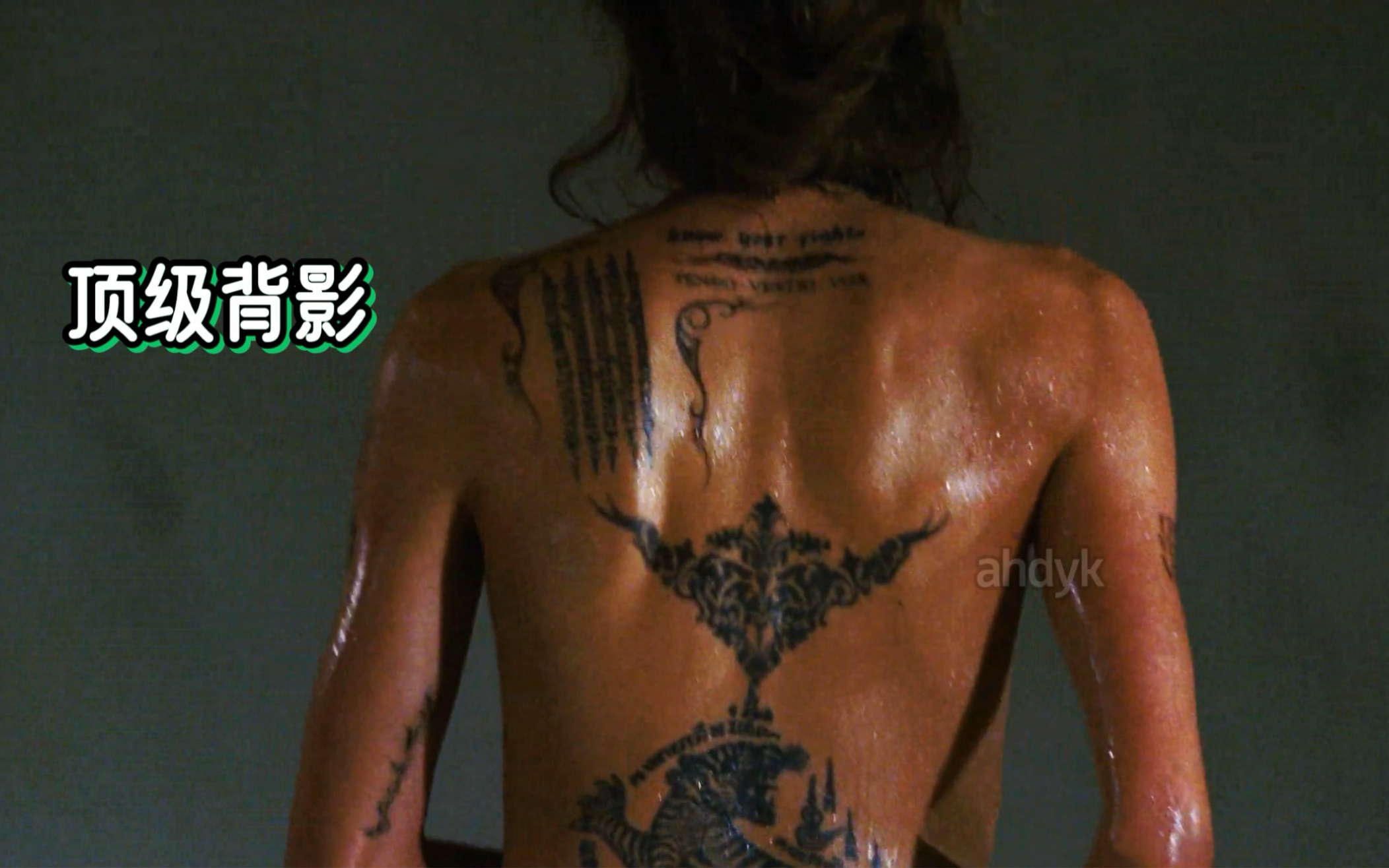 性感朱莉化为顶级刺客 身材样貌和飙车技术泰裤辣 子弹都能拐弯 最后