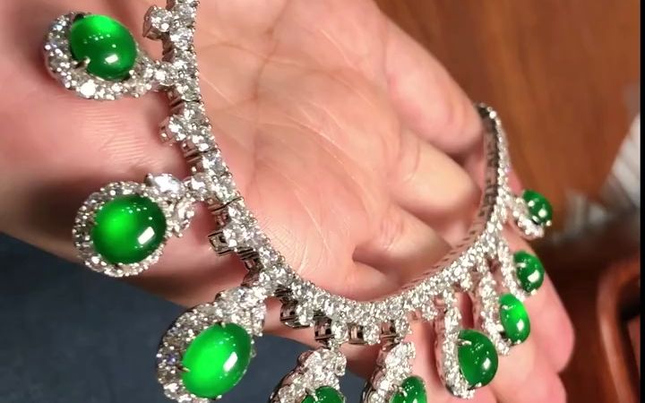 老坑玻璃种高色帝王绿强荧光群镶蛋面翡翠项链 收藏级