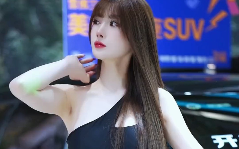 美女车模:靓丽的外形,迷人的气质,魅力十足,你心动了吗?