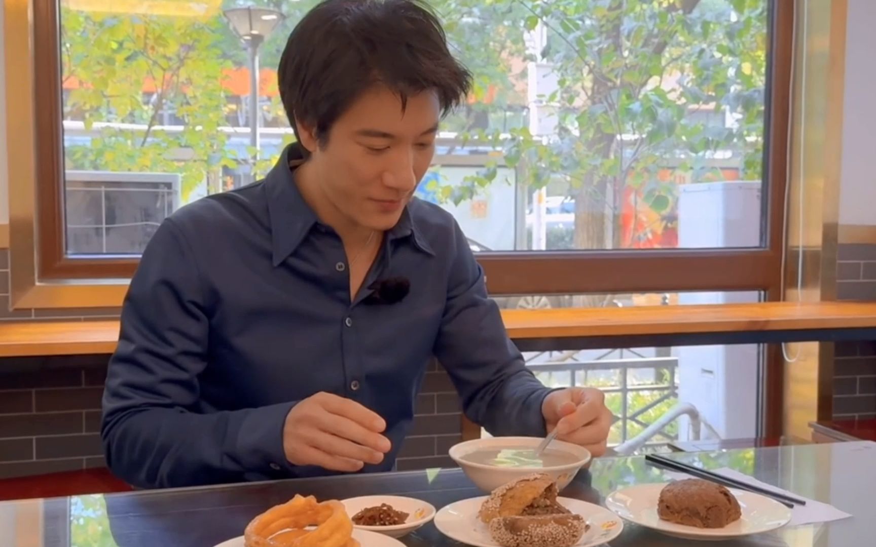 王力宏分享日常 北京喝豆汁表情扭曲