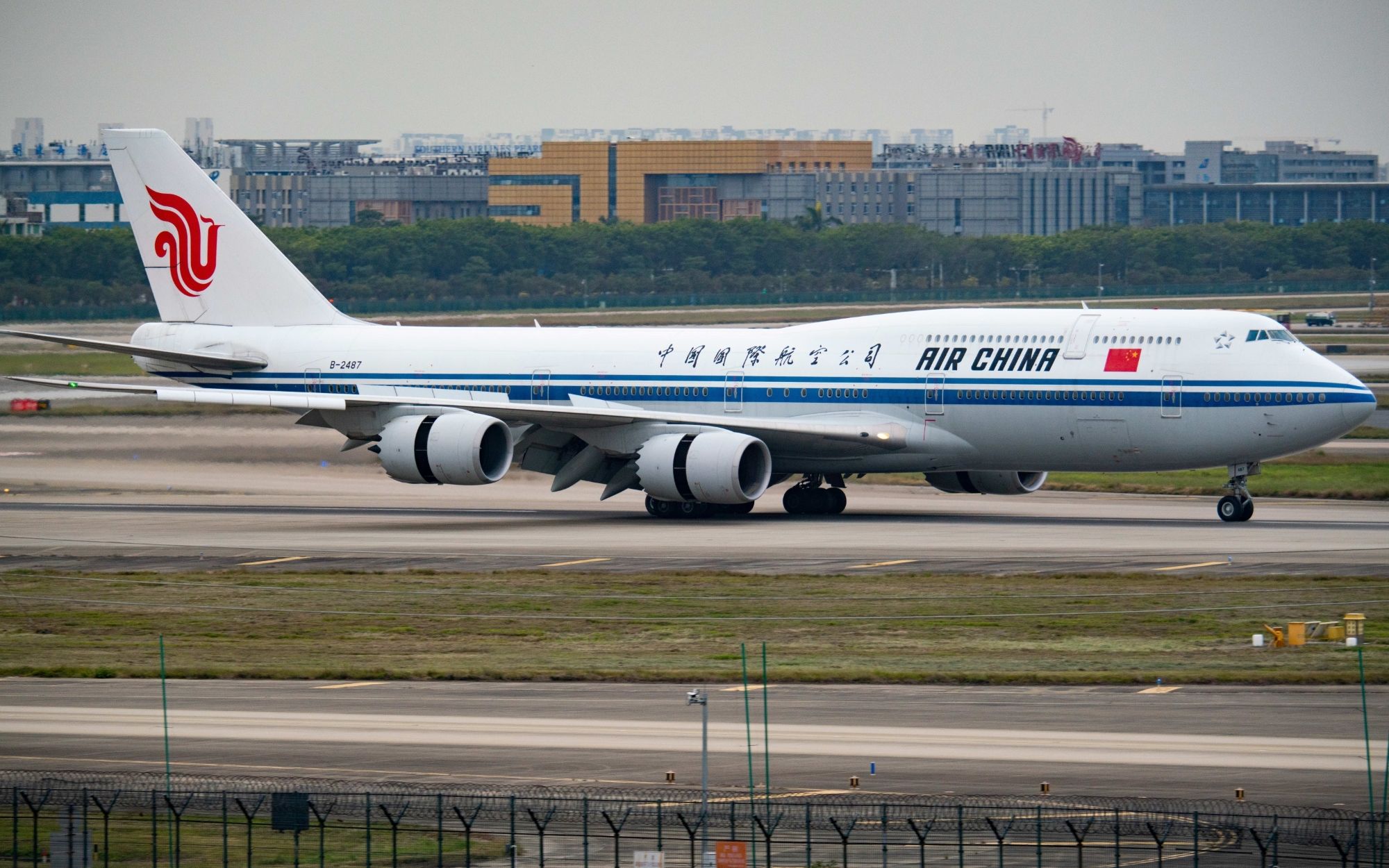 国航747-8白云较重着陆