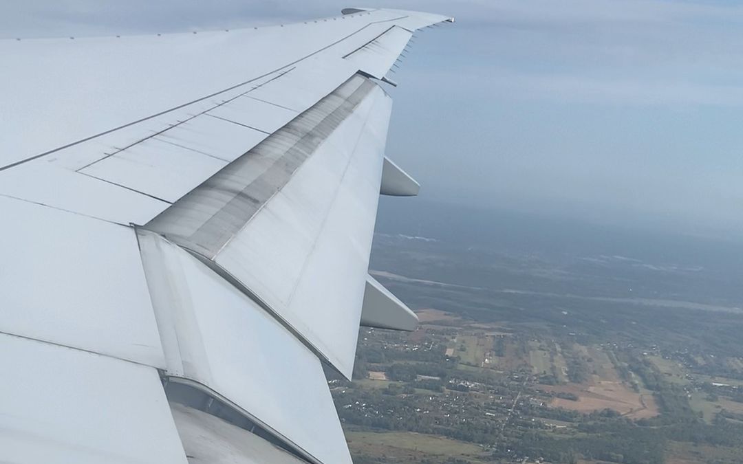 阿联酋航空波音777降落波兰华沙国际机场