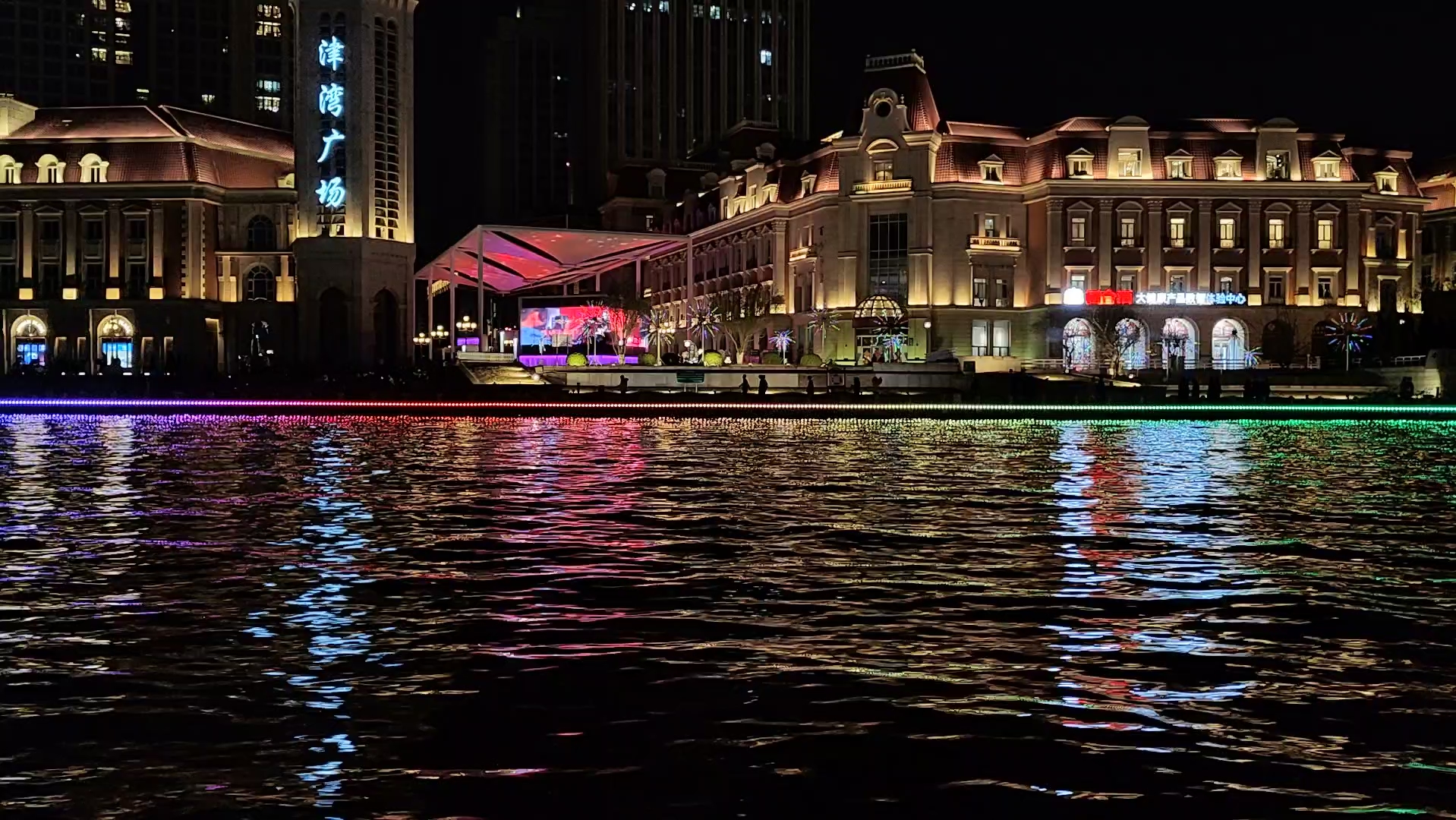 第一次在晚上坐海河游船