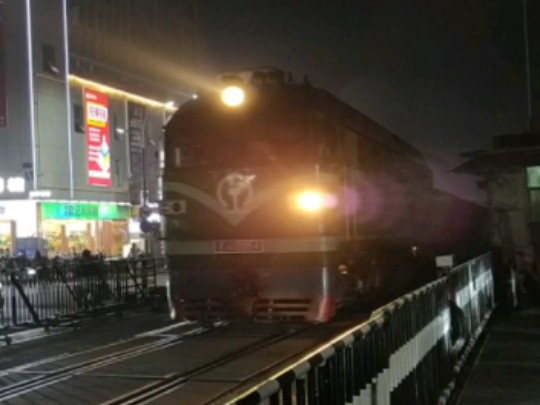 乐德线,转场46053次乐平市站进站信号好一道停车,通过K1(向北道口)公里处机位,本务机车:南局鹰段DF4B9054哔哩哔哩bilibili