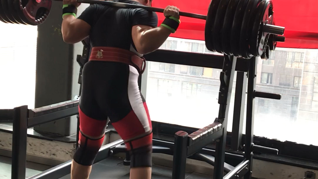 深蹲# #力量举#250公斤只蹲了两次,太弱了,230公斤蹲五次,力竭