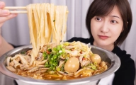 她明明是在认真地做菜，但为什么我这么想笑。。。