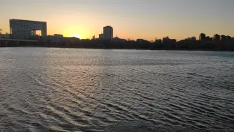 秋(春)水共长天一色，落霞与孤鹜齐飞，春打六九头，山水河边，余晖然然