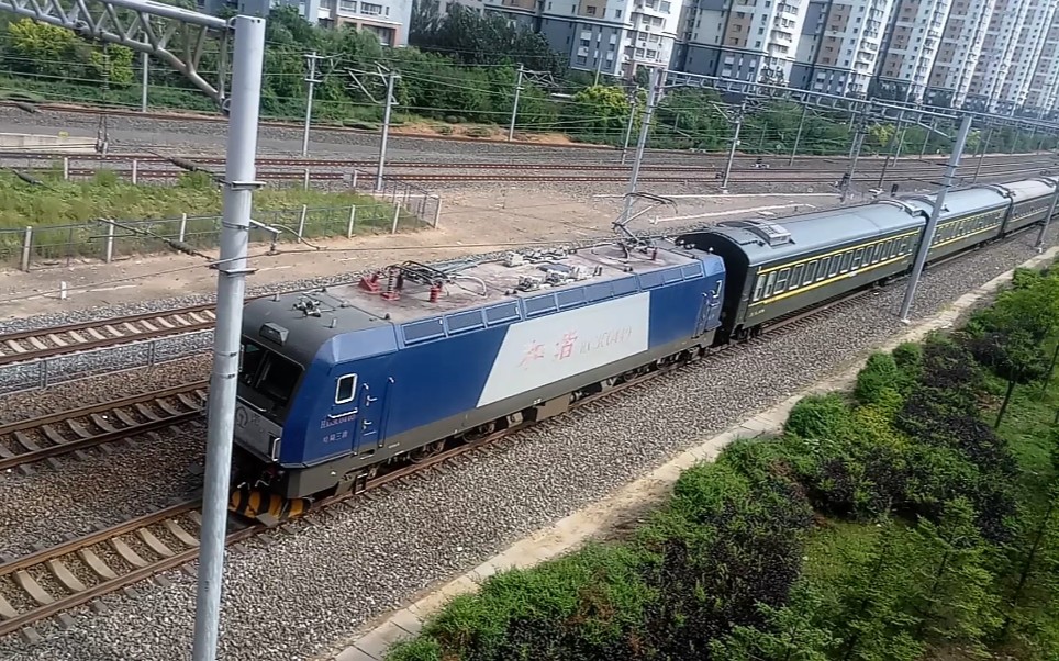 掉漆严重的hxd3c0440牵引3667次临客列车鸣笛通过老道口桥