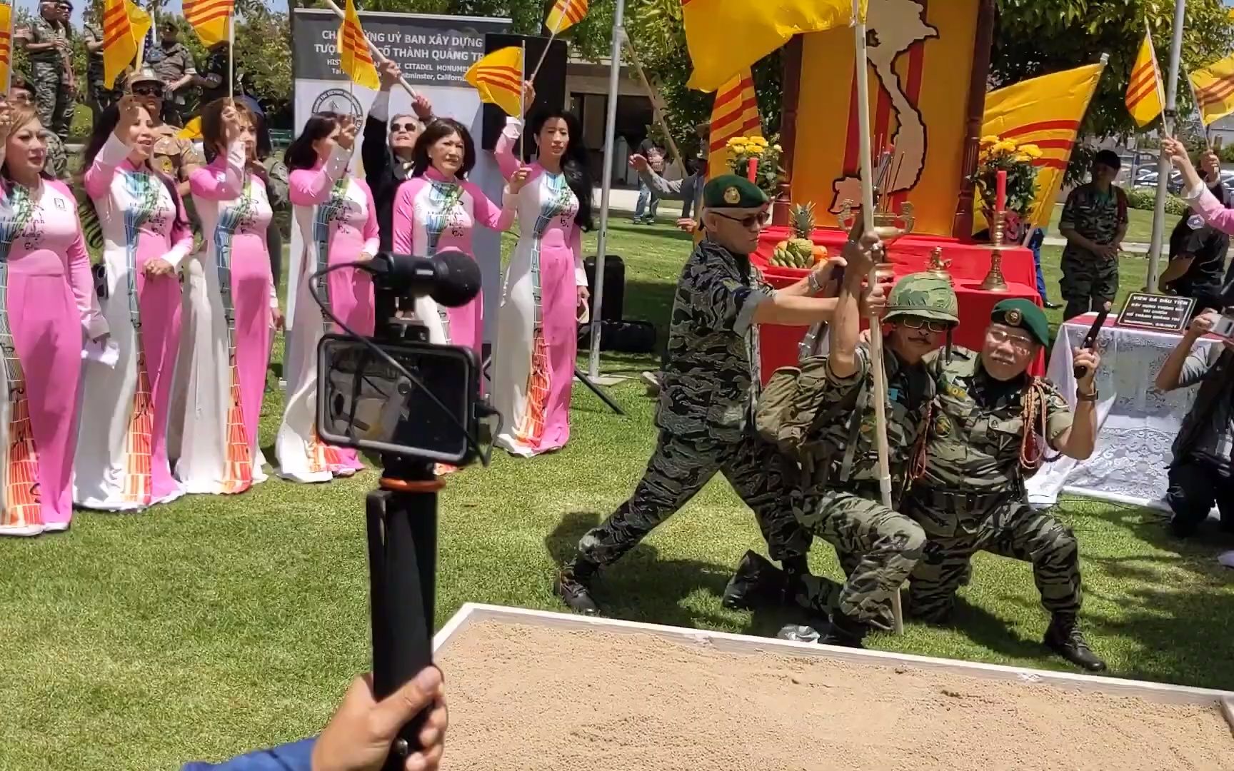 [图]南越老兵2021年演唱《国旗飘扬在广治》（Cờ Bay Trên Cổ Thành Quảng Trị）