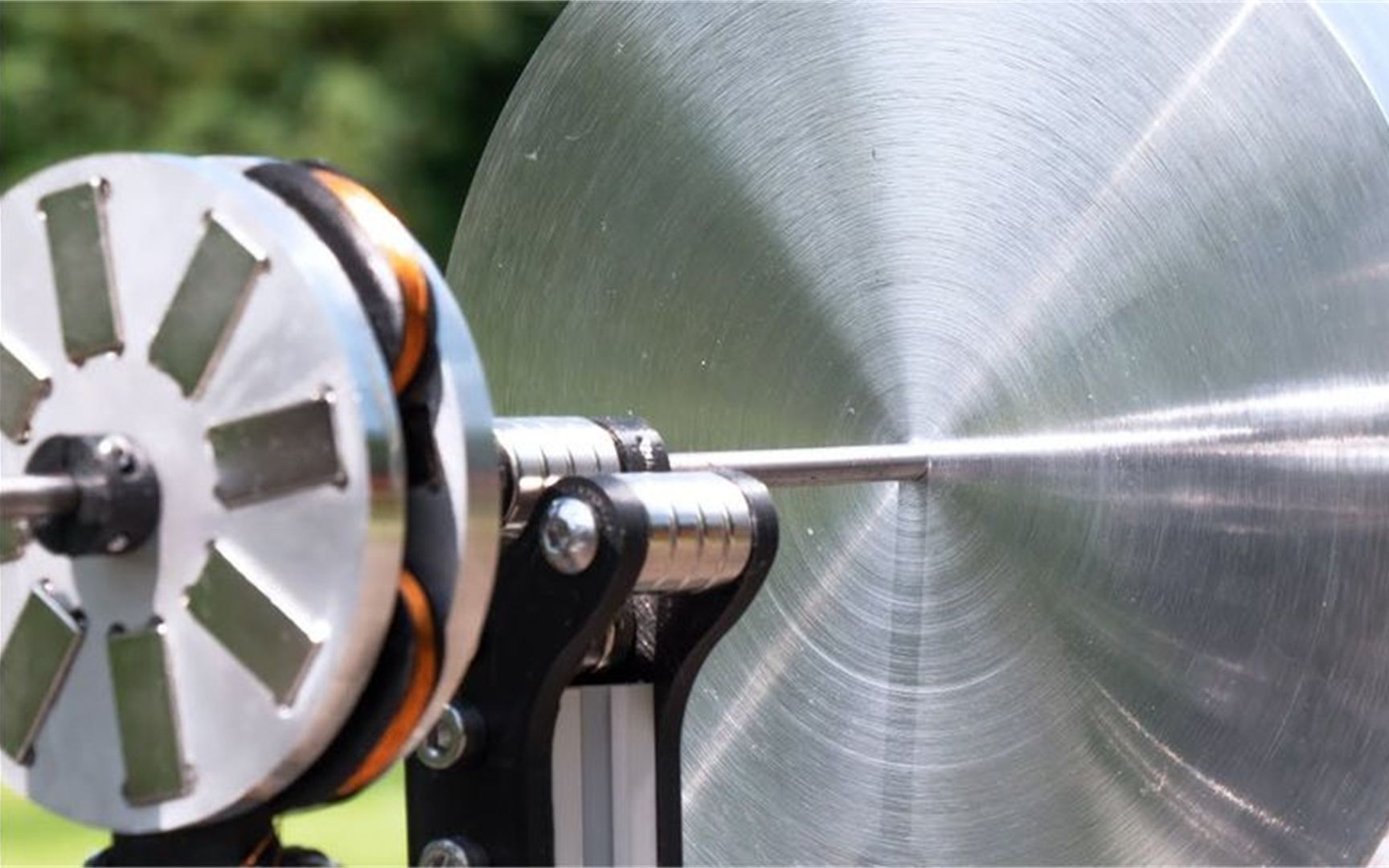 神奇的飞轮储能,只需提高轮子的旋转速度,有趣的一幕发生了!