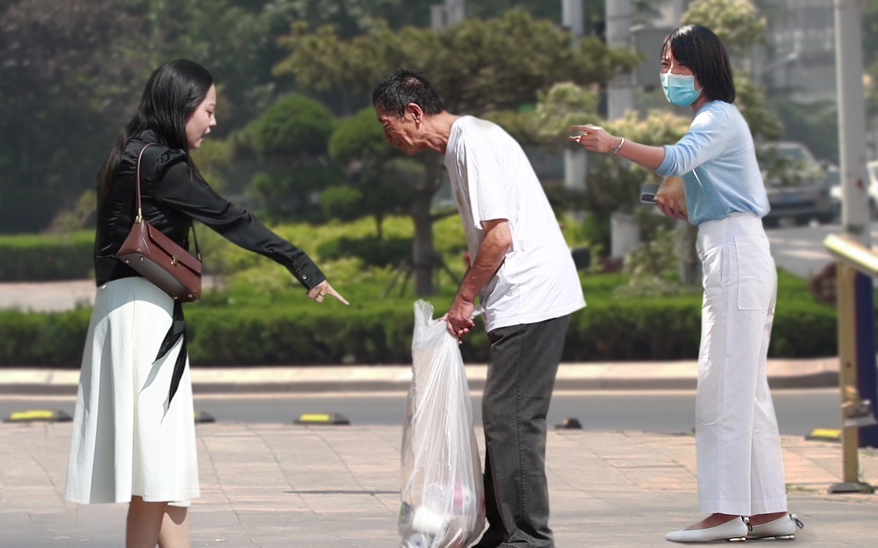 [图]“你算什么东西！”看到拾荒老人被年轻姑娘当街羞辱，路人怒了（社会实验）