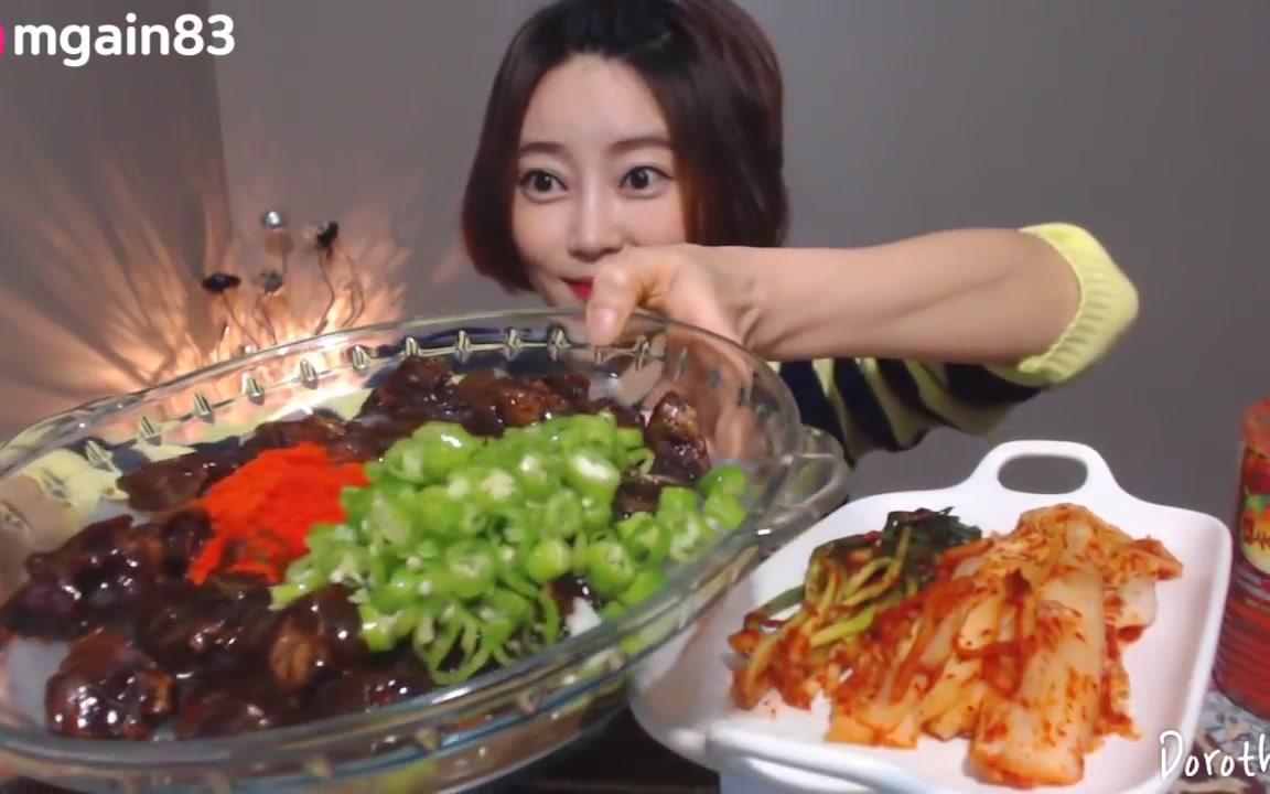 深渊小口优雅小美手的宽粉小魔头多萝西dorothy最新吃播炸酱面2p是