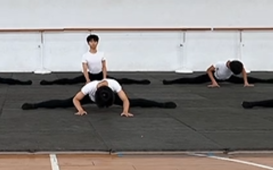 舞蹈男生女生软度技巧展示