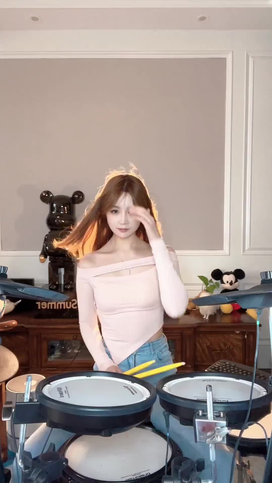 2023除了暴富还可以抱我鼓手小姐姐架子鼓女神