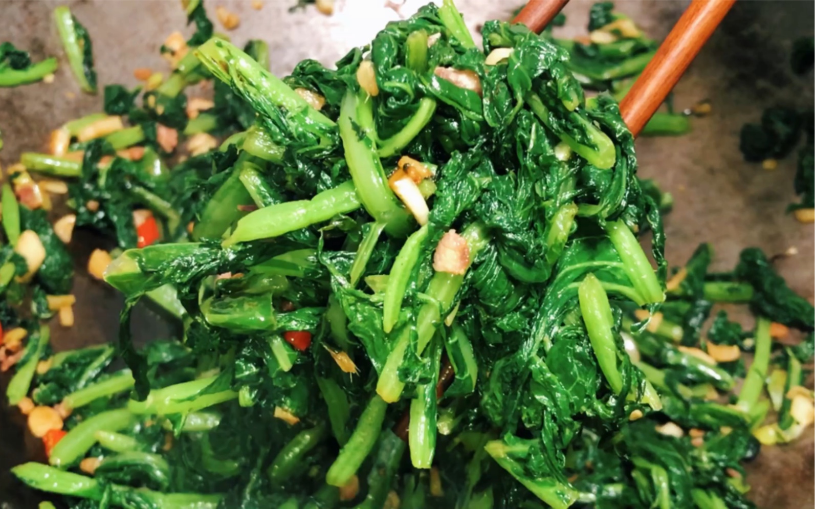 郑州又禁止堂食了,在家炒个萝卜缨子,按信阳老乡说的做,超下饭