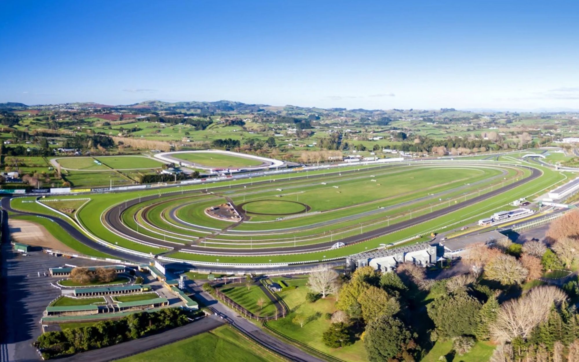 新西兰奥克兰pukekohe公园赛道内部的赛马场