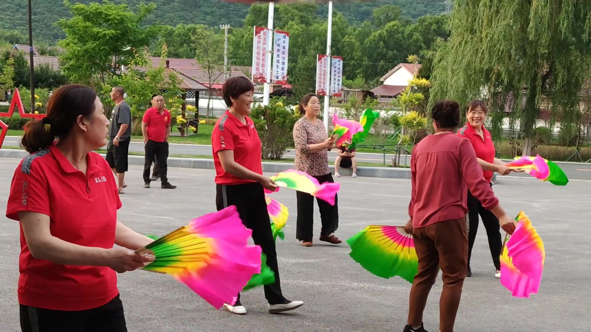 [图]老妈的日常——清河镇第一届七一建党老年广场舞大赛暨首届城乡文明建设交流大会（编的，具体什么名别问我）