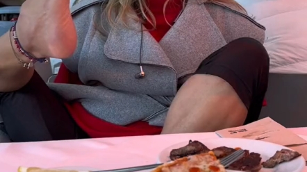 无臂美女阿德里安娜