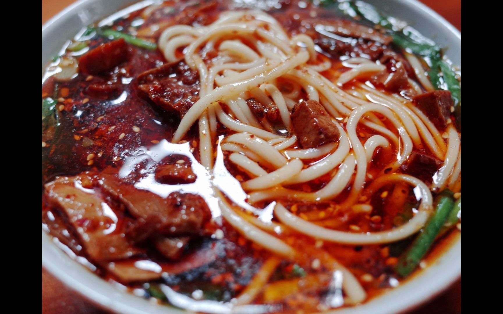 云南巍山的这家面馆可以拉出1704米长的面条,十元一碗,好吃便宜量又足