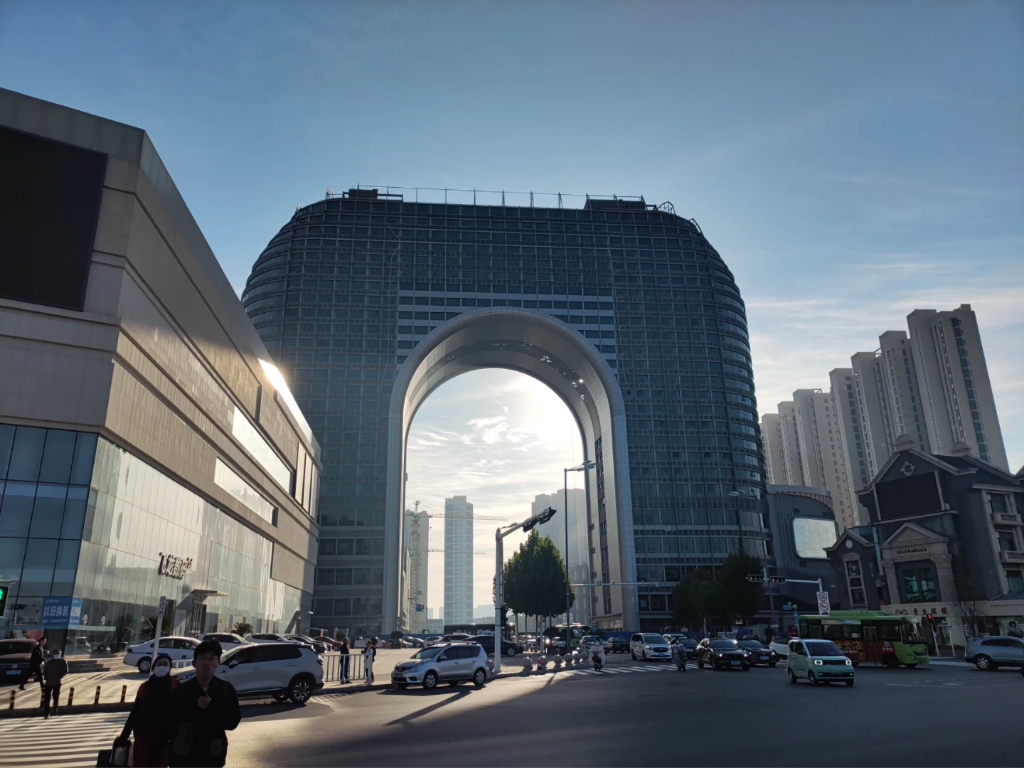 泰安火车站的大裤衩,十几年终于快完工了